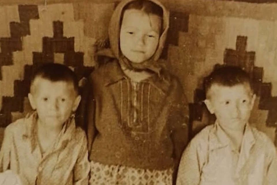 На фото: те самые первые близнецы из Кабаково Гали и Гусман Самигулловы в детстве. Фото: кадр телешоу «Прямой эфир» на канале «Россия»
