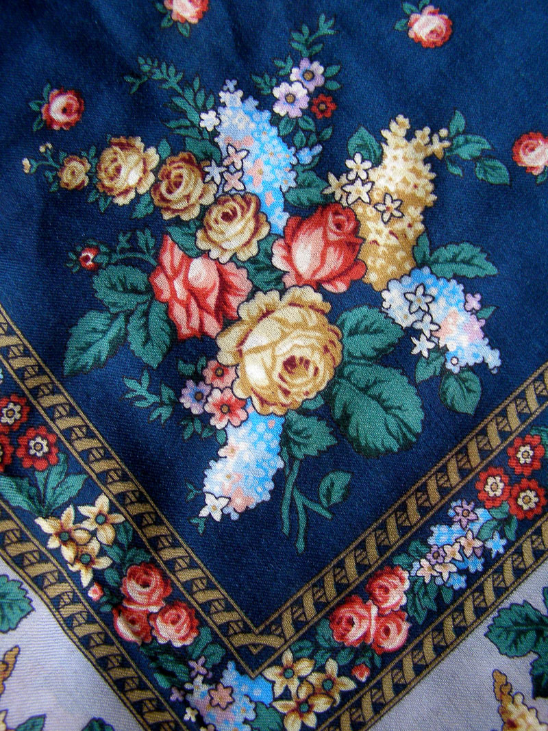 Платок Павловопосадский "Сирень" производство 90-х годов. Автор рисунка Галина Сотскова. 