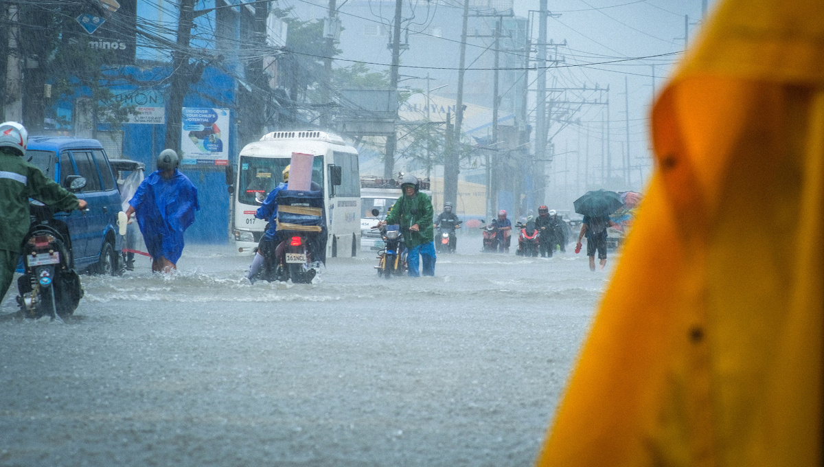     Фото: Cherish Gonzales/Shutterstock/FOTODOM Атмосферные реки формируются, когда мощные ветры в нижних слоях атмосферы захватывают насыщенный паром воздух над теплыми океанскими просторами