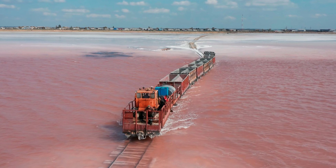 Розовое минеральное озеро Бурсоль на Алтае, по которому ходят поезда