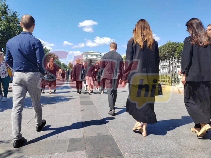    У больницы собрались десятки людей