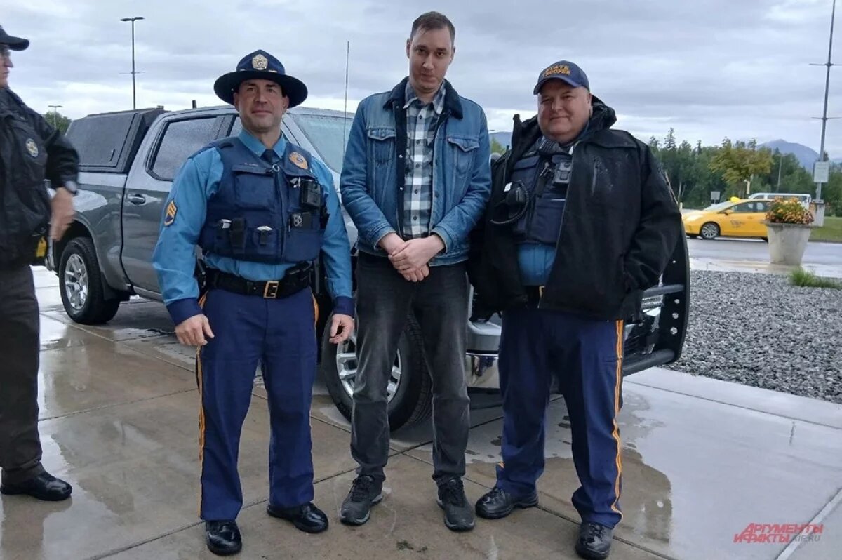    Наш специальный корреспондент Глеб Иванов и полицейские Аляски.