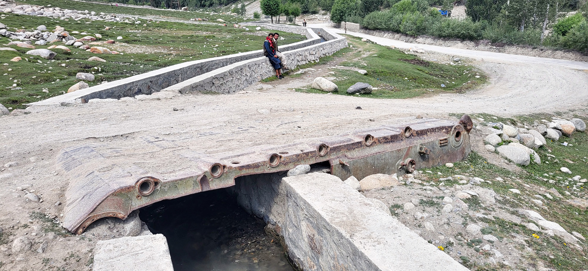 Объект городской инфраструктуры из военного автохлама