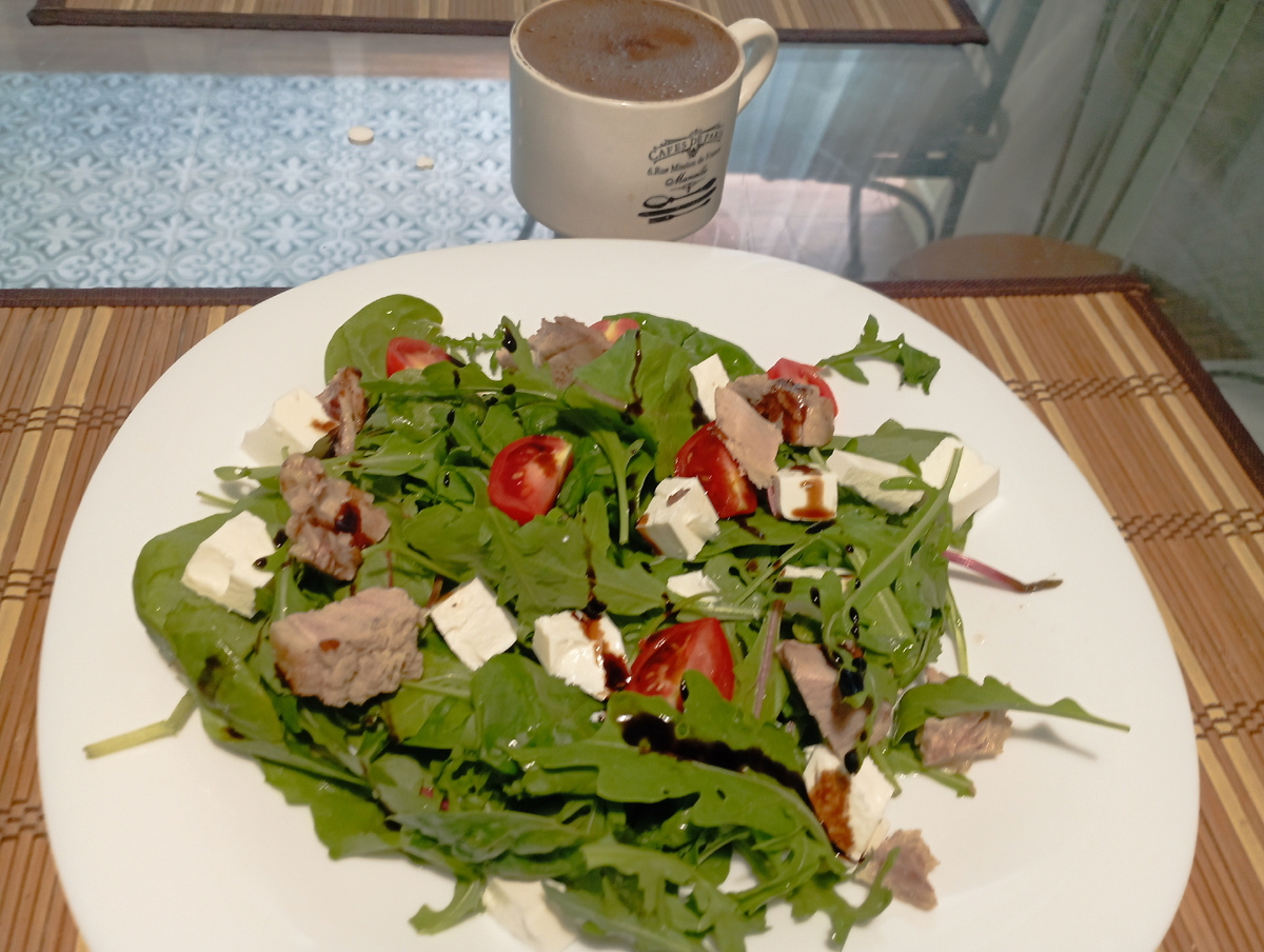 Салатные листья, помидоры, сыр Фетакса( он нежнее Феты) и утка. Листьев много, а утки мало. Но вкусно и очень сытно. 