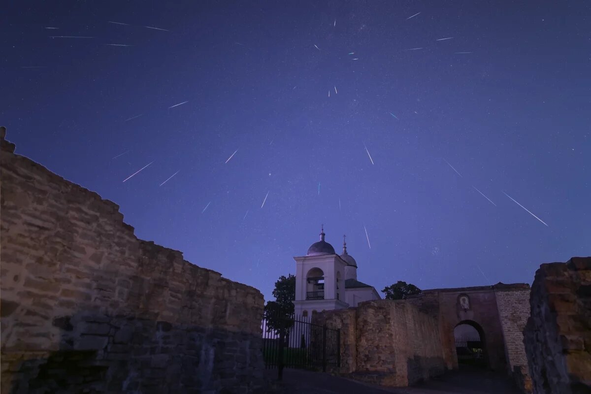   Метеорный поток Персеиды запечатлел над Изборском астроном-любитель