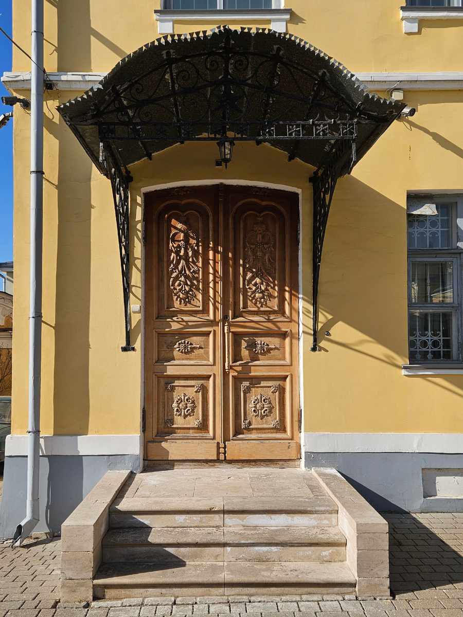 Один из входов в музей с ажурным козырьком и резными деревянными дверьми. Автор фото Корягина Светлана (Корга Арт).