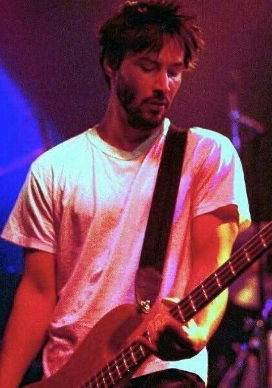 Киану Ривз лобает на басе