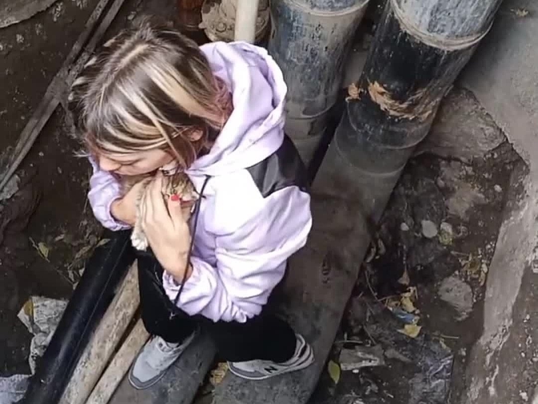 Девушка не побоялась спуститься в колодец, лишь бы спасти несчастного котёнка