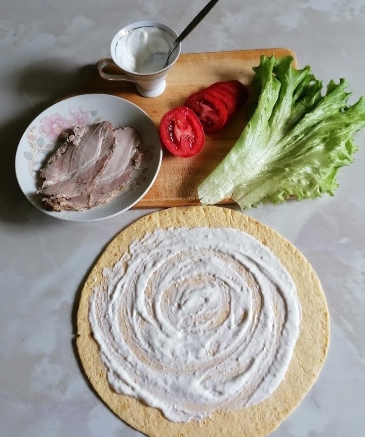 Смазываете лепёшку (или лаваш) любимым соусом