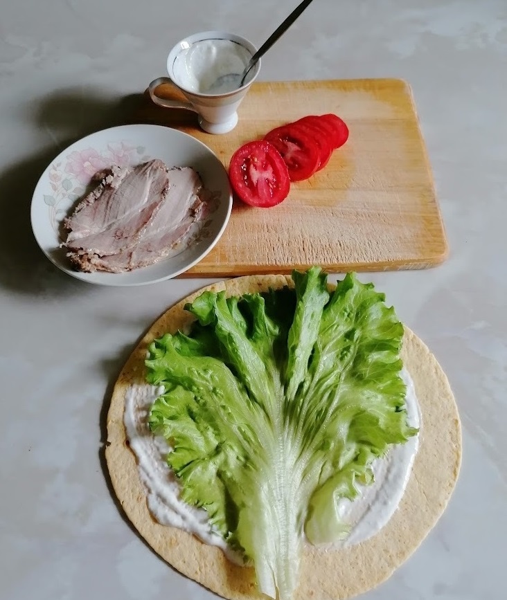 Кладём на соус помытый и обсушенный лист салата