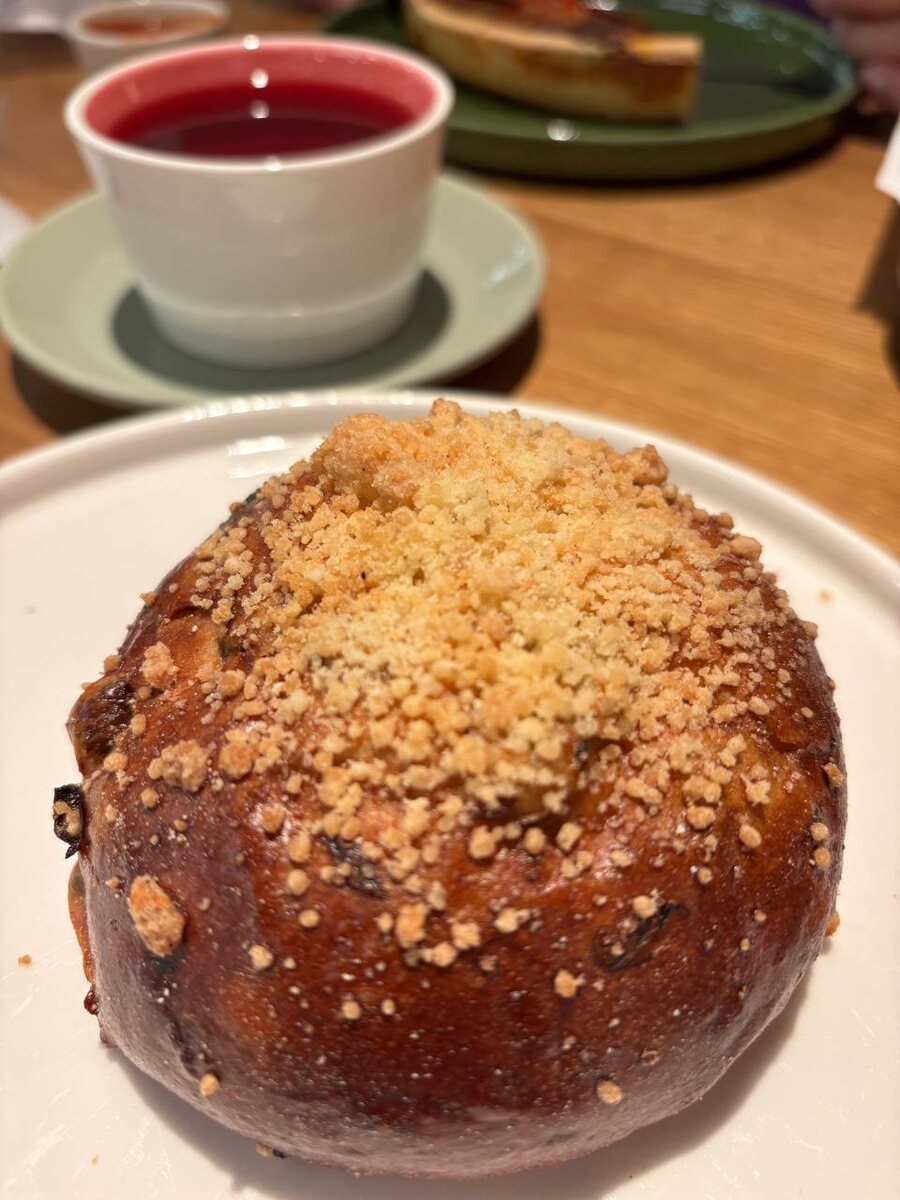 Бриошь с изюмом и фруктовый чай