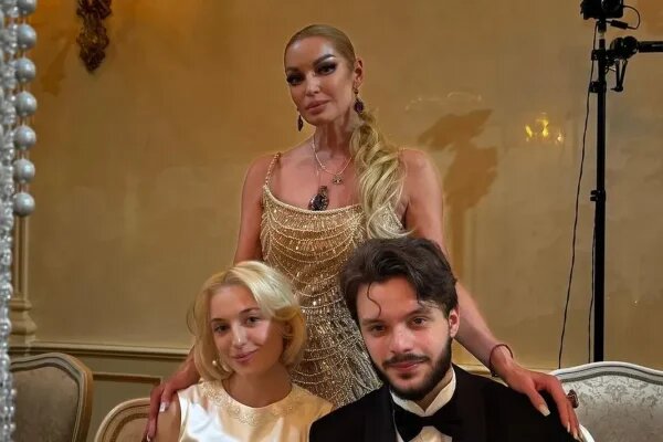    Волочкова с дочерью и зятем. Фото: ТВЦ