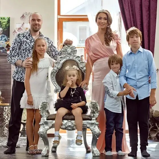    Роман Товстик с семьей. Фото: МК