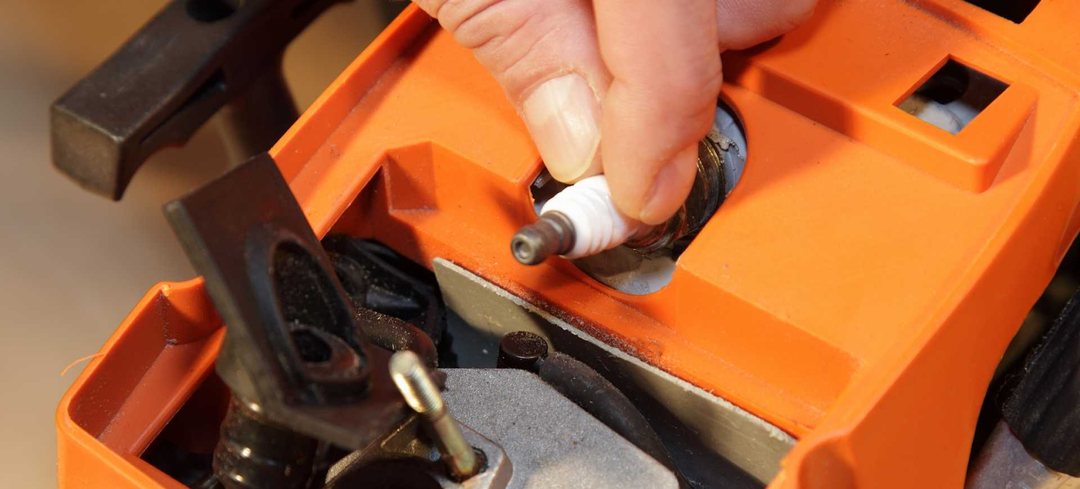 Постоянно заливает свечу на бензопиле: причина проста, но вы её забыли