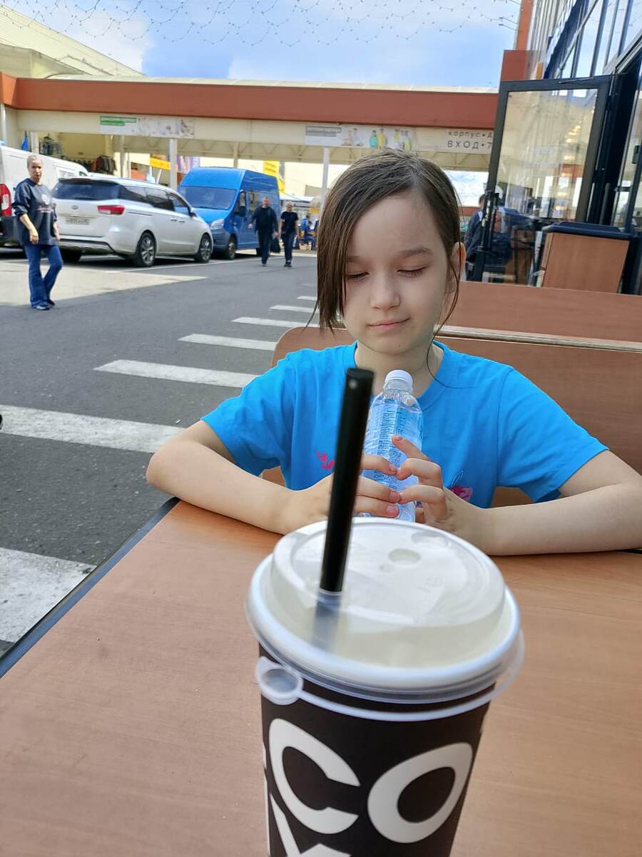 Вика переоделась в новую футболку, которую минут десять назад купили 