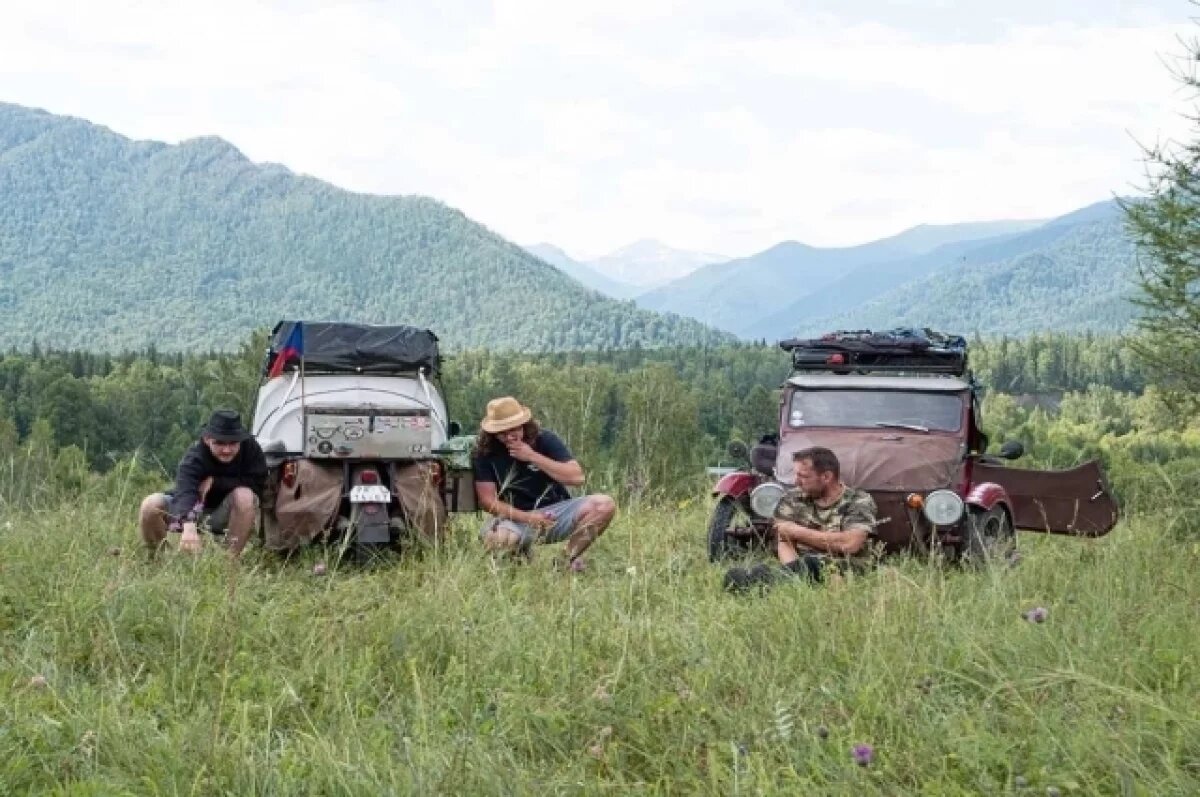    Сейчас путешественники обосновались в палатках на берегу моря и размышляют о дальнейшем маршруте в Японию