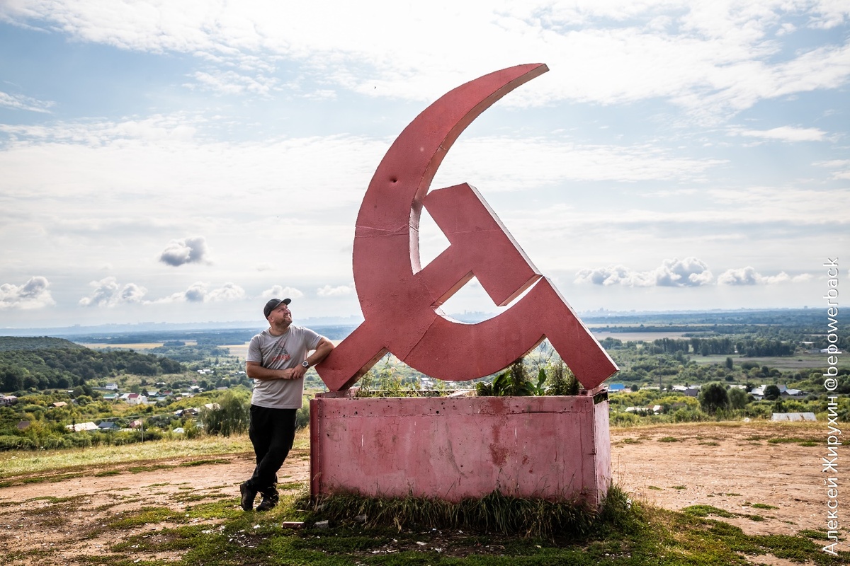Знак из 70-х, который пережил всё - и теперь встречает туристов Самарской Луки на холме за селом Торновое