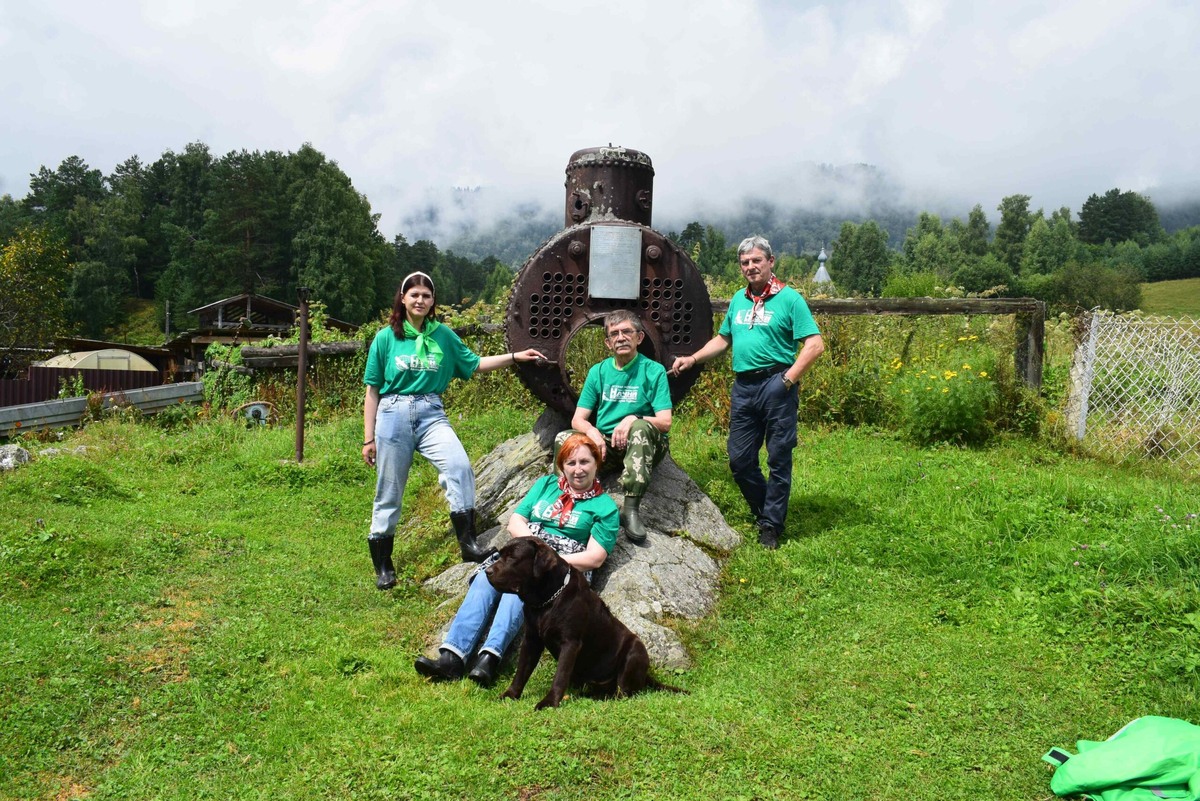    Участники экспедиции у памятника первому пароходу Телецкого озера
