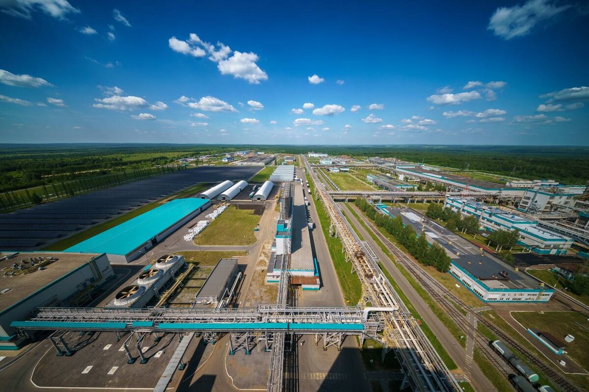    Глава Башкортостана Радий Хабиров поздравил коллектив завода «ПОЛИЭФ» с юбилеем