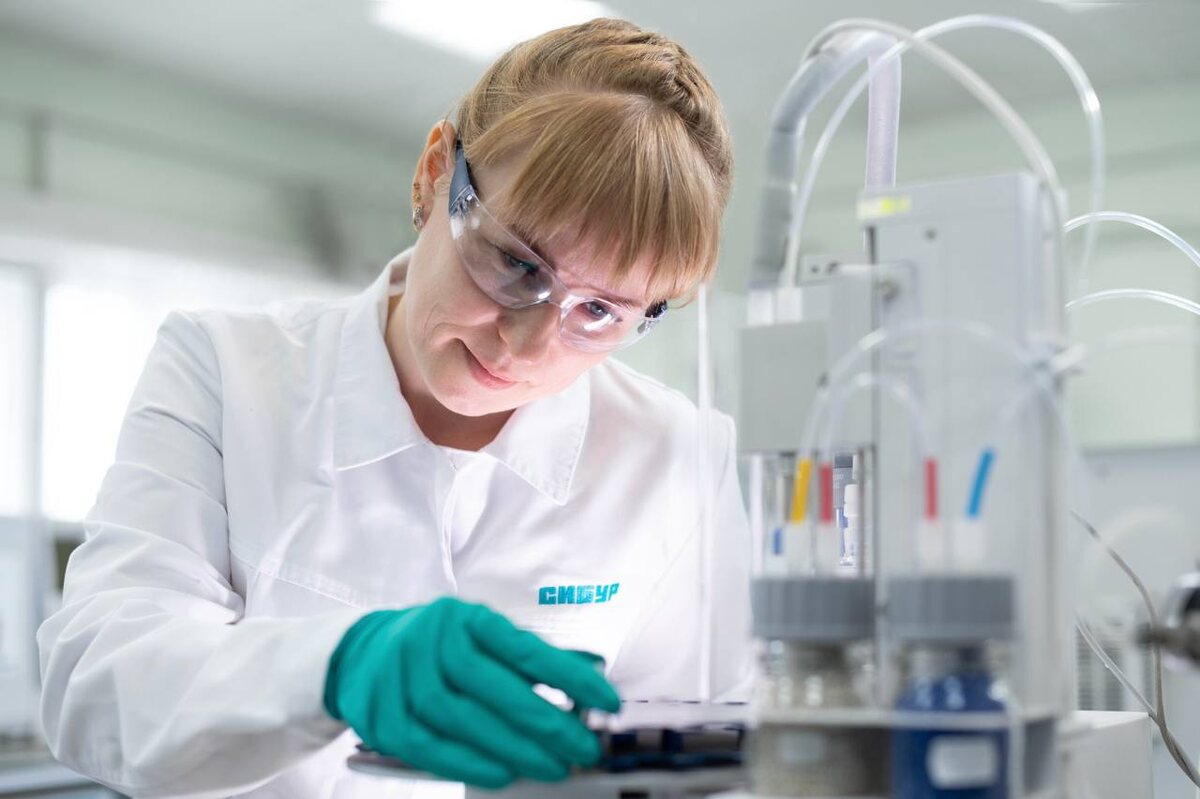    Глава Башкортостана Радий Хабиров поздравил коллектив завода «ПОЛИЭФ» с юбилеем