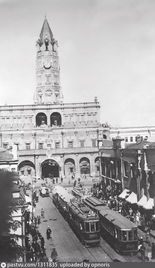 Сухарева башня. Вид от улицы Сретенка, 1930. С сайта www.pastvu.com.