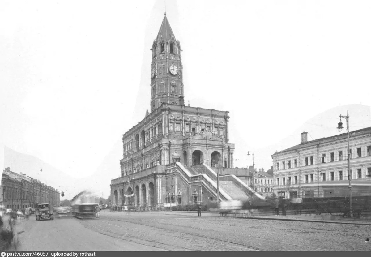 Сухарева башня в 1931 году. Вид примерно от того места, где сейчас находится выход со станции метро "Сухаревская" и сквер. С сайта www.pastvu.com.
