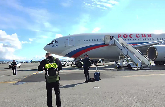    Прибытие российских журналистов на Аляску.скриншот из видео