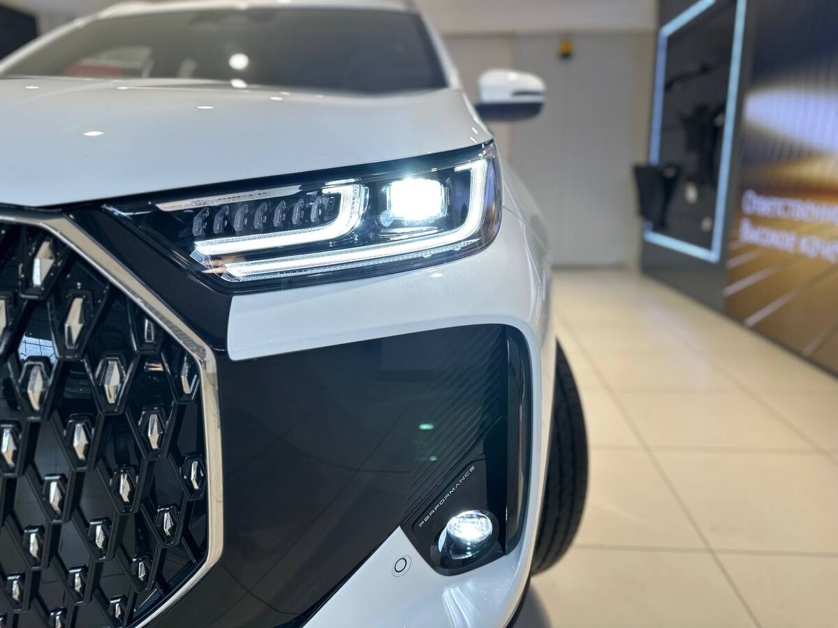 Высоко расположенные светодиодные ходовые огни усиливают ощущение стремительности и современности силуэта. Стильные противотуманные фары не только помогают ориентироваться в сложных дорожных условиях, но и украшают автомобиль.