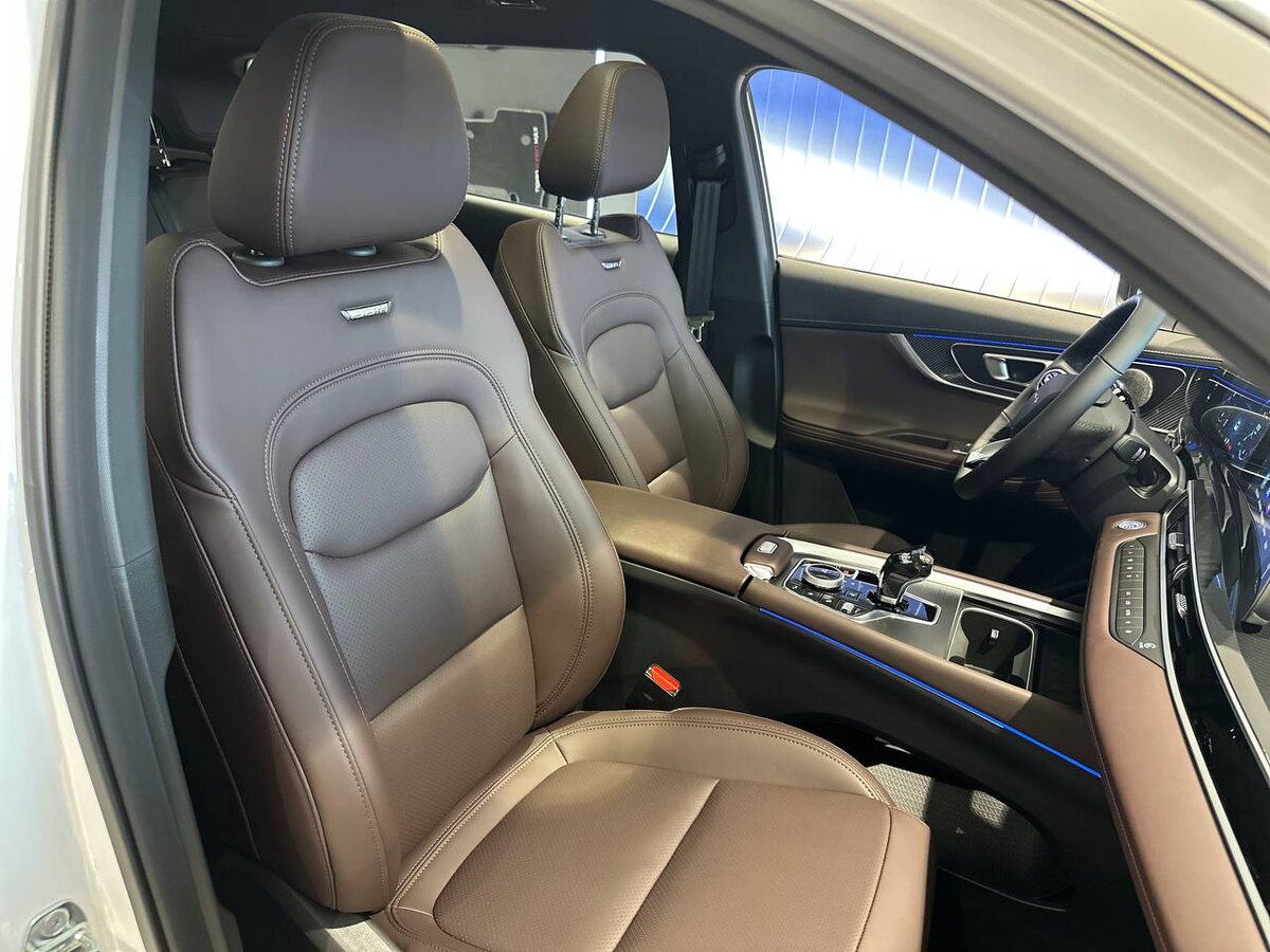 Анатомическая форма, электропривод, вентиляция, подогрев, поясничная поддержка и память настроек — всё для удобства водителя