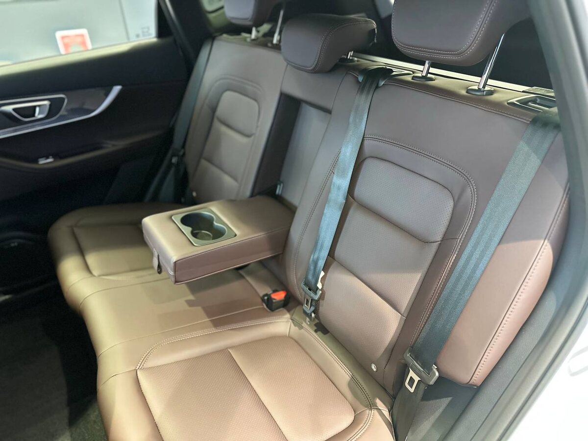 Второй ряд просторный, с подогревом сидений, дефлекторами вентиляции и доступом к Isofix.