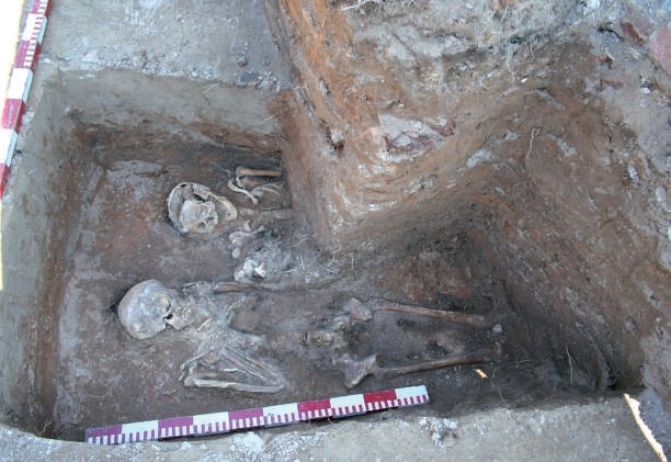 Ил. 3. Православные погребения, обнаруженные при раскопках церкви Благовещения в 2011 году (источник: «Археологические исследования 2011 г. Болгар и Свияжск». Казань, 2012)