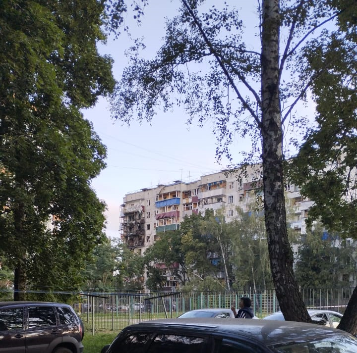 Фото автора, с места, где он жил раньше.