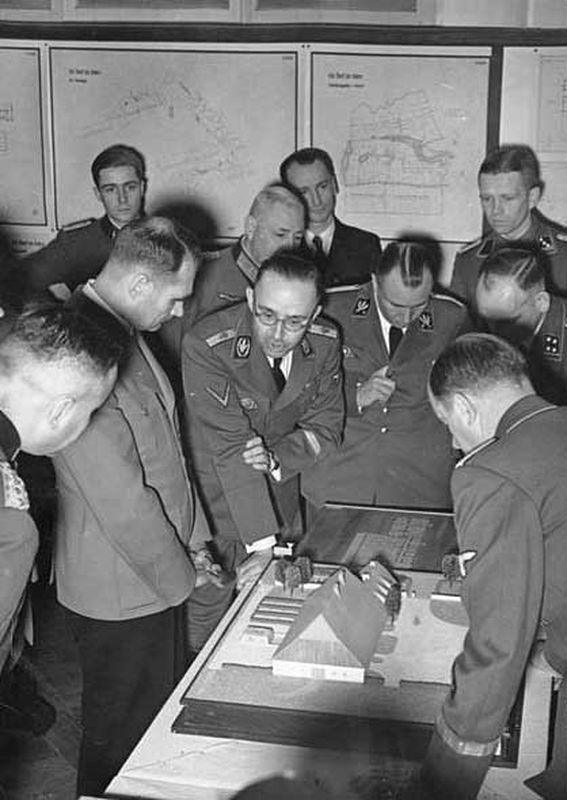 Гиммлер и Гесс осматривают проекты будущих немецких поселений на востоке.