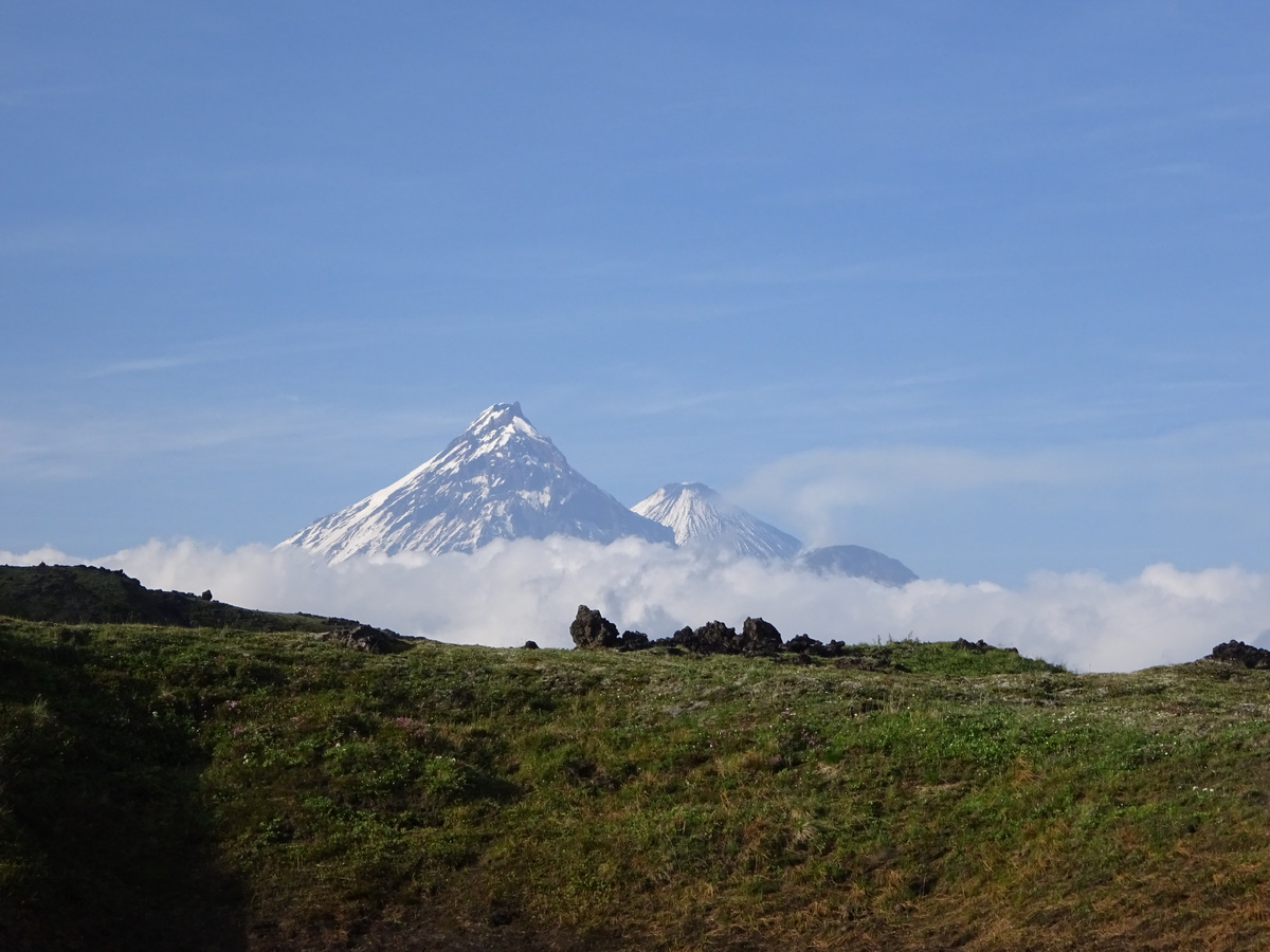 Вулканы Камень, Ключевская Сопка (в центре) и Безымянный. Ключевская гораздо выше их всех, просто от меня в данный момент дальше. Фотография моя.
