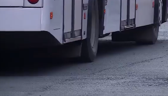     Жители Красноярска жалуются на плохой асфальт на Перенсона