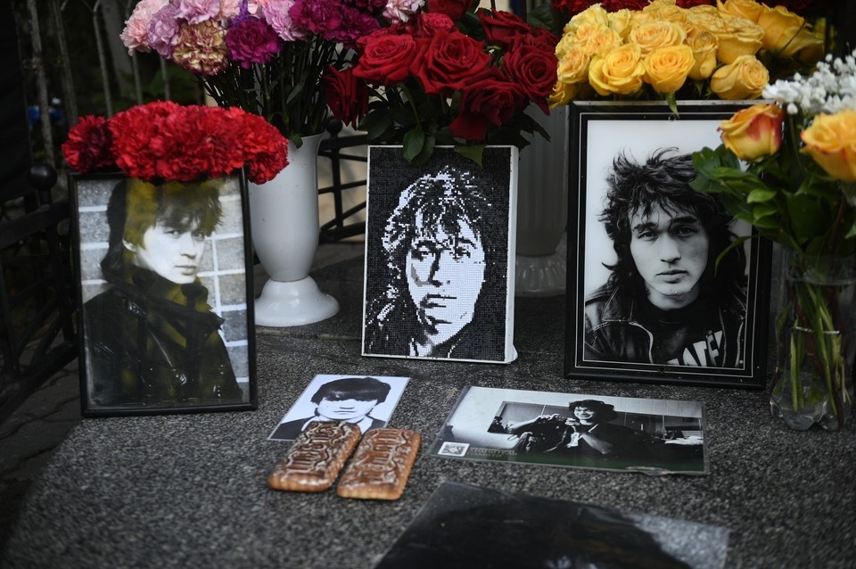    15 августа 1990 года в возрасте 28 лет Виктор Цой трагически погиб в автокатастрофе. Фото: Архив "КП" Могила Виктора Цоя, Санкт-Петербург, 15 августа 2025 года Алексей БУЛАТОВ