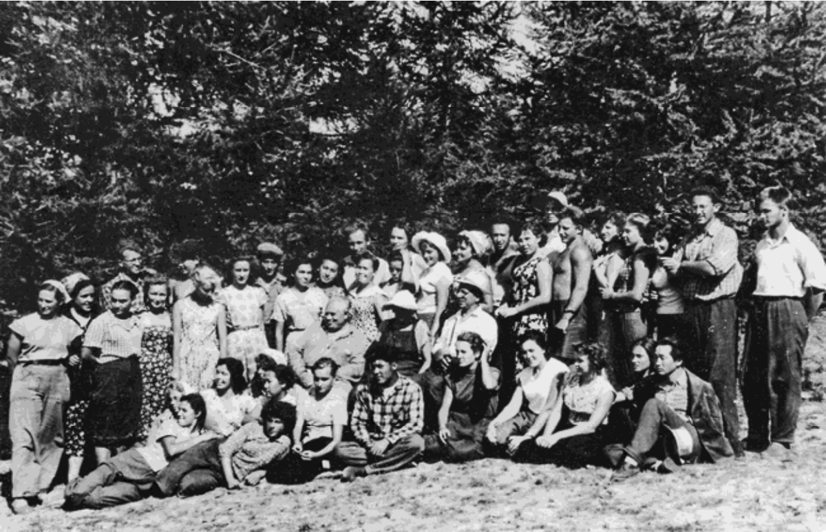 Участники экспедиции под руководством М. П. Грязнова, Улан-Хада, 1959 г.
В центре сидят (слева направо): М. М. Герасимов, М. Н. Комарова, М. П. Грязнов