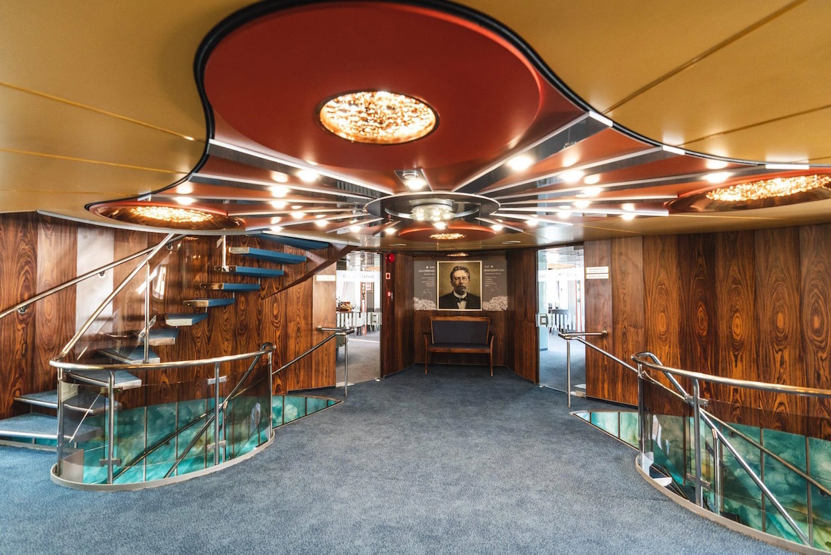 Холл на шикарном теплоходе «Антон Чехов»