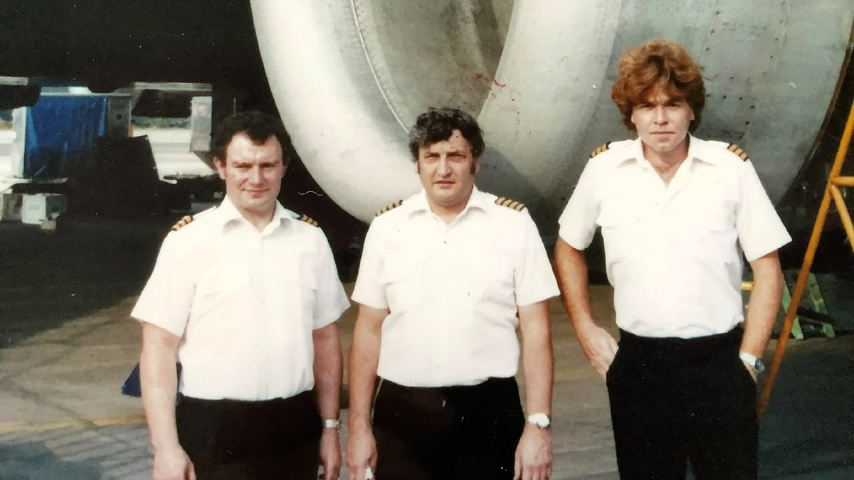 Слево бортинженер Барри Таунли-Фримен, в центре капитан Эрик Муди и первый пилот Роджер Гривз.