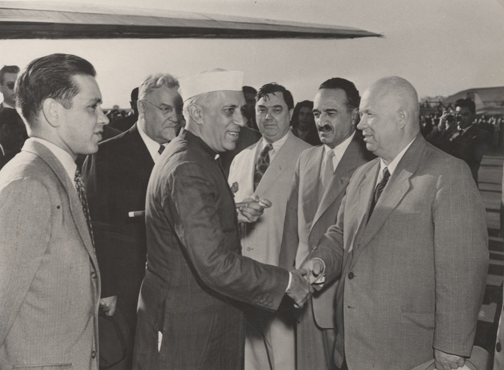Никита Хрущев встречает премьер-министра Индии Джавахарлала Неру на Центральном аэродроме. В. Савостьянов, В. Шаровский, июнь 1955 года, г. Москва, Музей Москвы.
