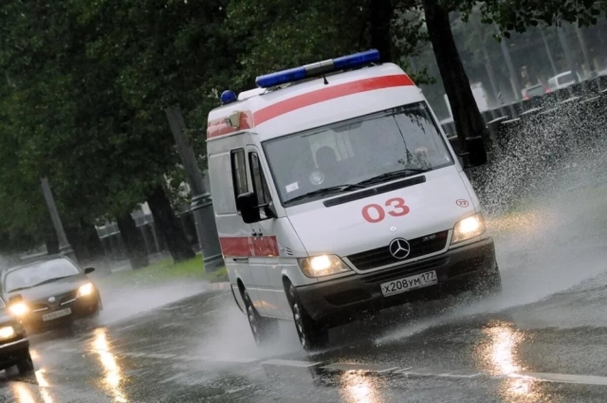    По словам очевидцев, бригада СМП приехала спустя 5 часов после вызова, а в Минздраве утверждают, что через 3 часа медики уже были на месте