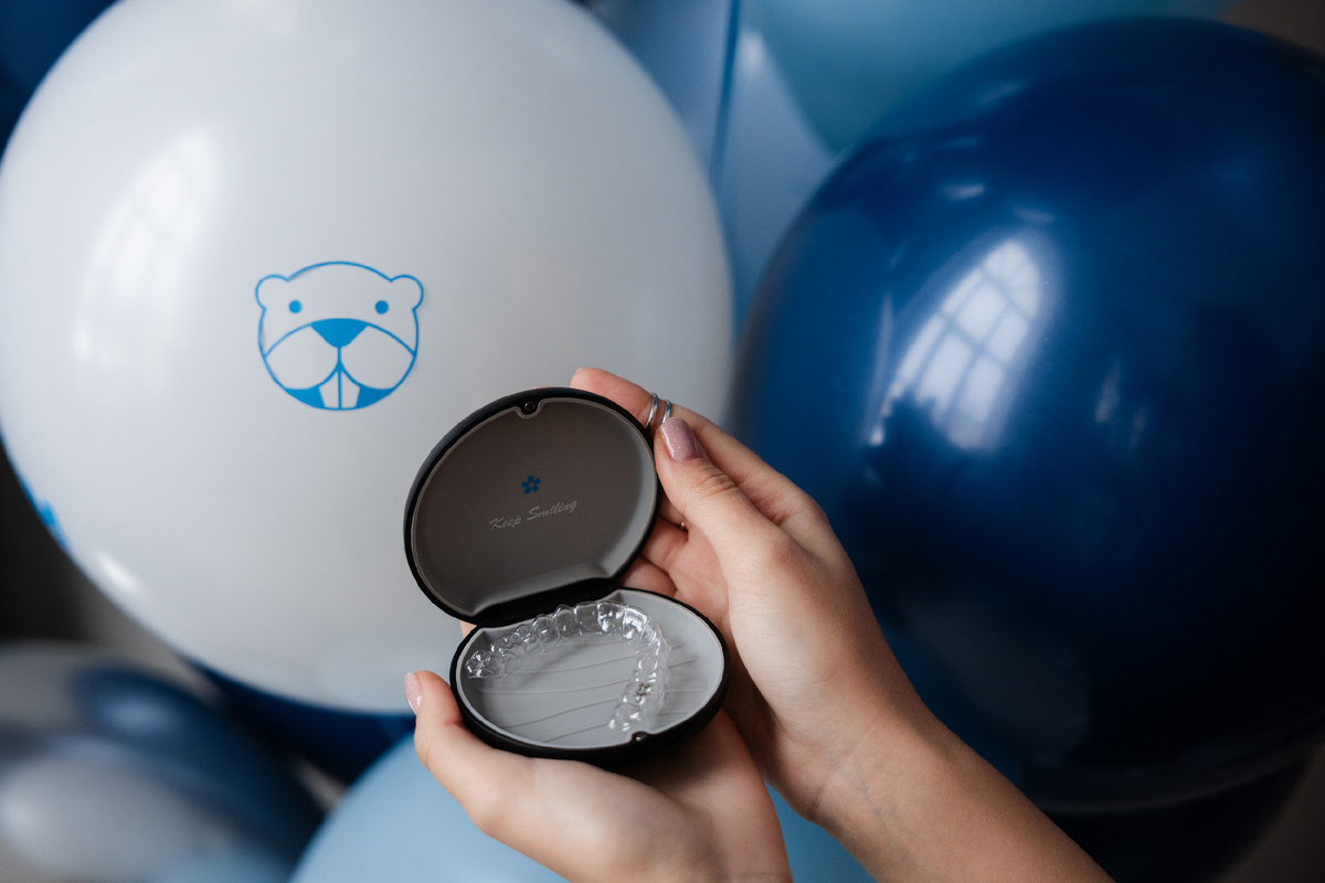 Мы работаем с производителем Flexiligner, который уже 12 лет производит элайнеры. 