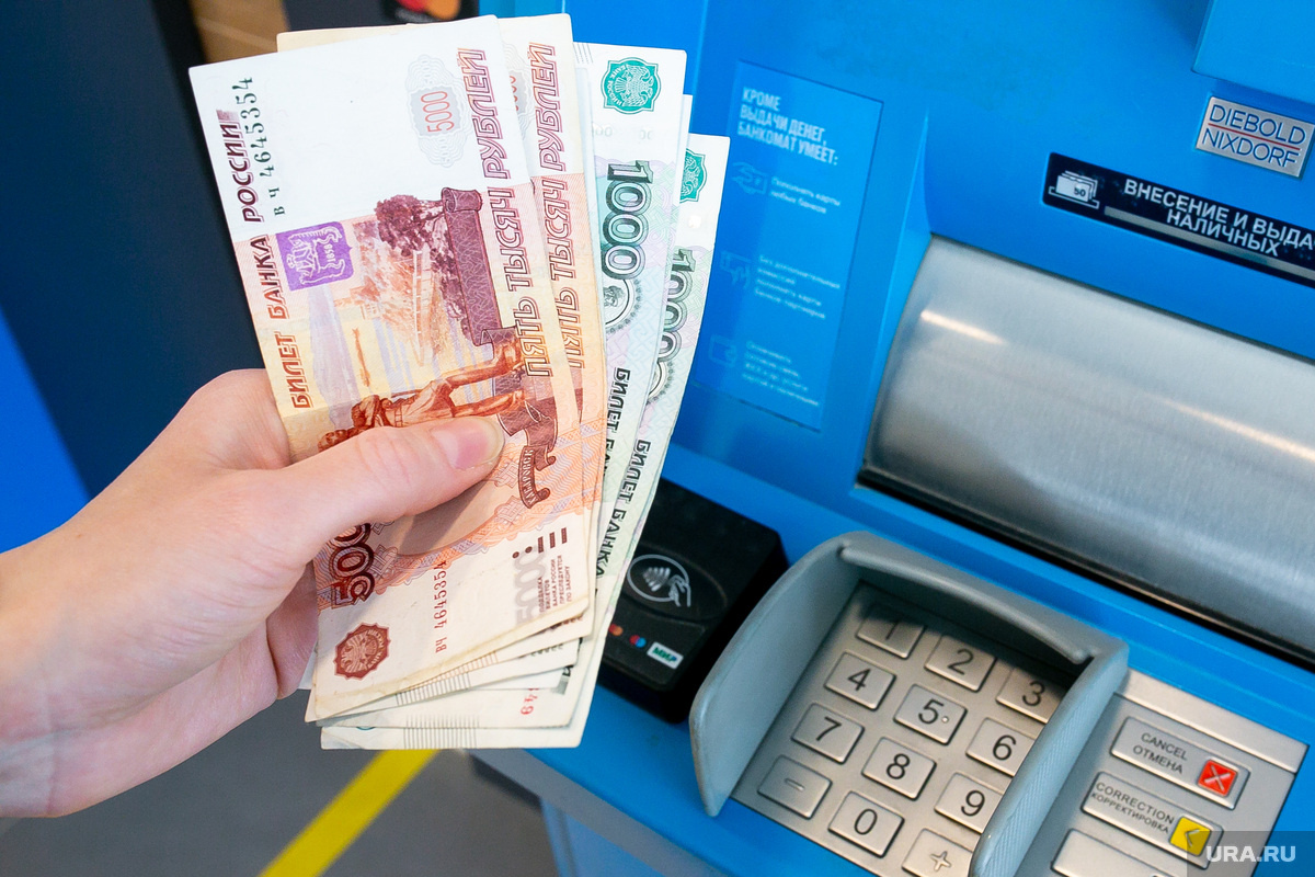 В общей сложности женщина перевела преступникам 444 тыс. рублей. Фото: Денис Моргунов © URA.RU