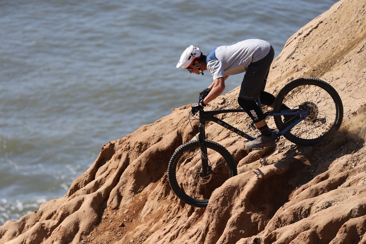    Поймать быстро движущегося велосипедиста на длинный светосильный объектив — всегда вызов для автофокуса / Фото: dpreview.com