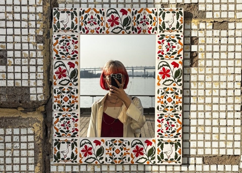    На одном из зеркал изобразили арзамасских гусей