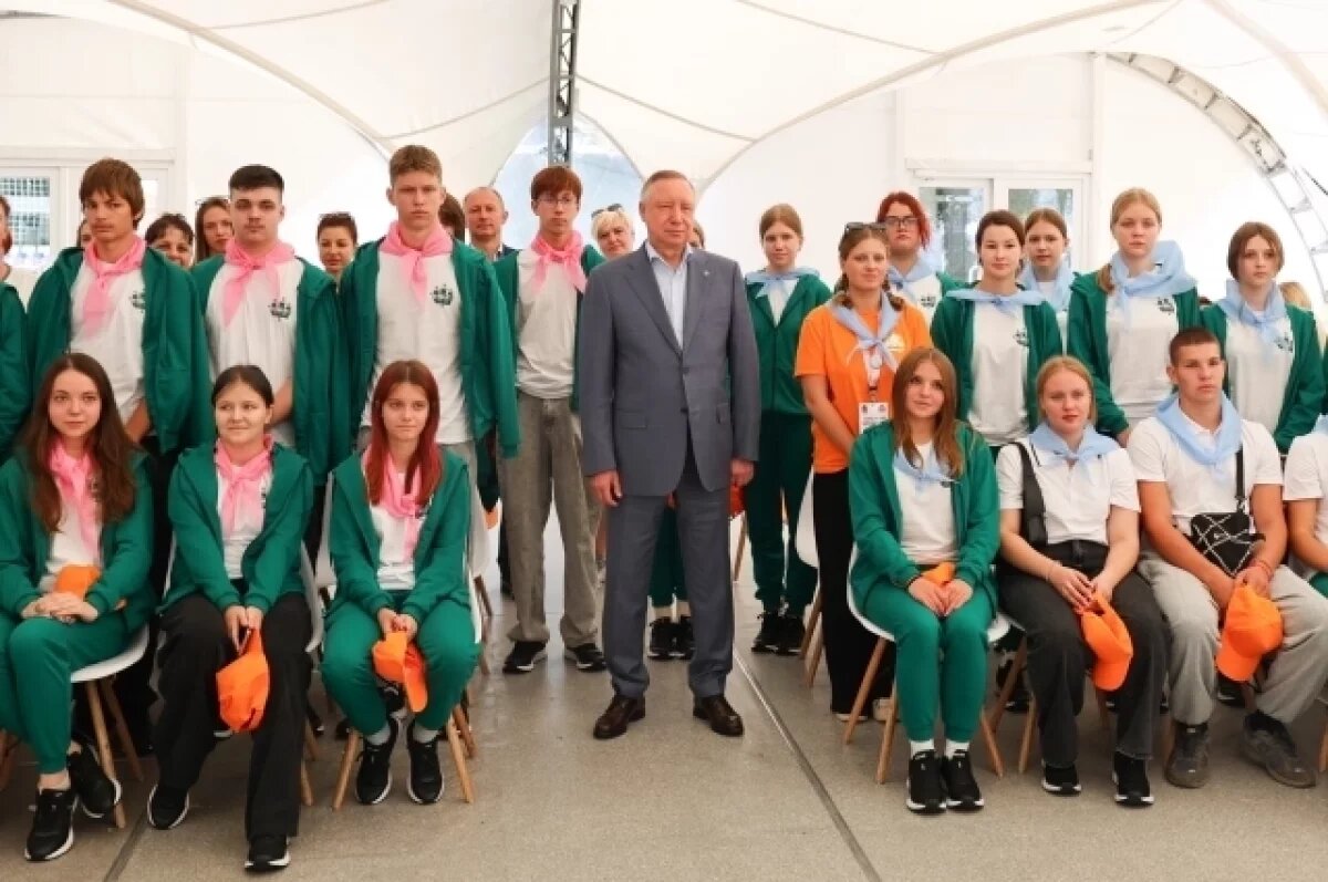    Беглов встретил школьников из Мариуполя на старте летней смены в Петербурге
