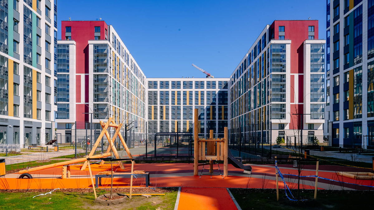 Жилой комплекс  «Полис Новоселье» в одноимённом посёлке, который с каждым днём растёт и развивается, появляются школы, детские сады, спортивные центры и магазины.