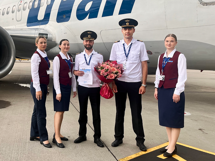 На фото слева направо:  Анастасия Перова, бортпроводник СБП г. Москва
Айсылу Рахматуллина, бортпроводник СБП г. Москва
Илья Пашков, командир воздушного судна Boeing 737 авиаэскадрильи № 1  летного  отряда № 3 г. Краснодар
Сергей Яковлев, второй пилот воздушного судна Boeing 737 авиаэскадрильи № 1  летного отряда № 9 г. Москва
Олеся Браженец, бортпроводник СБП г. Москва