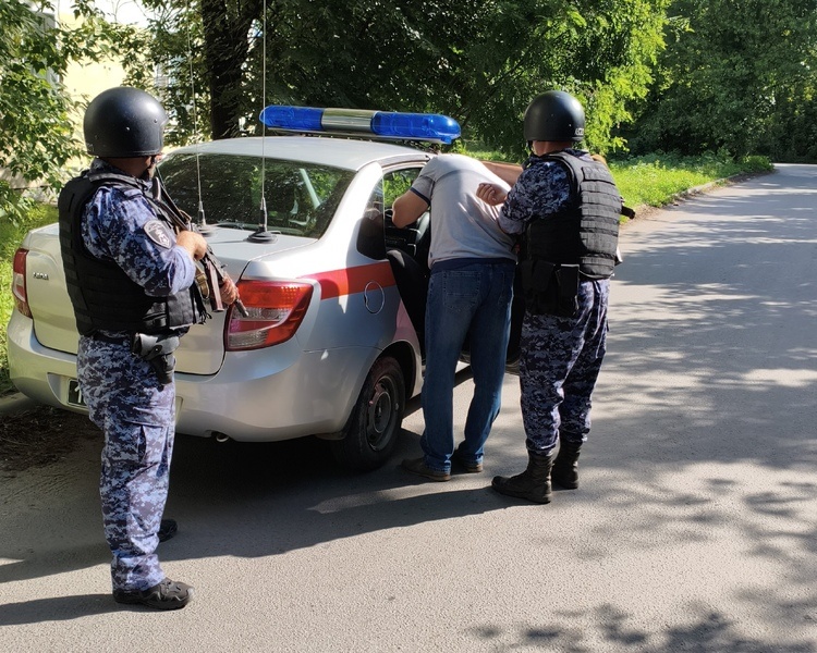     В Курске росгвардейцы задержали подозреваемого в грабеже