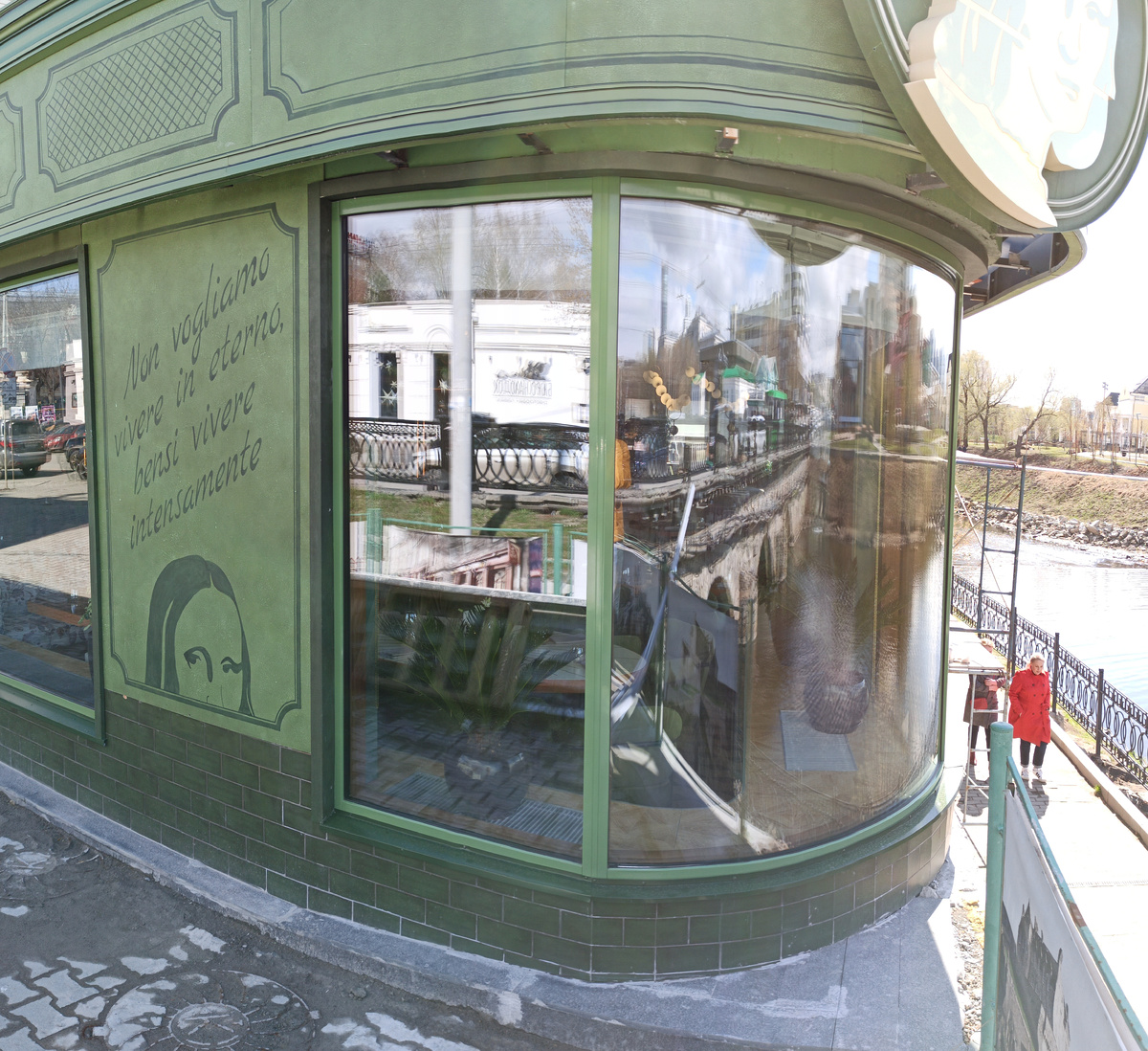 Остекление молированное (радиусное) ресторана. г. Екатеринбург